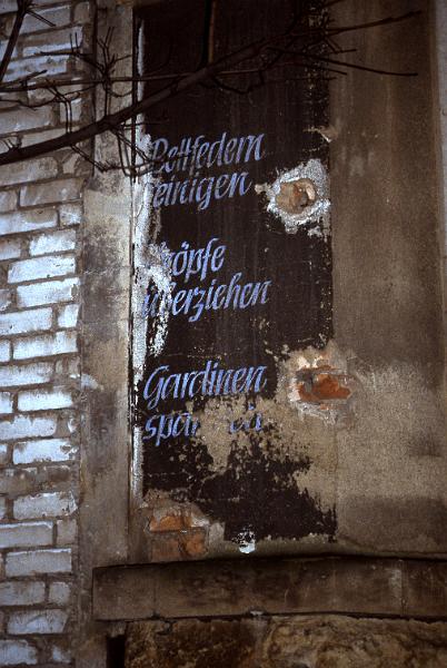 Dresden-Trachau, Platanenstr. 6, 1.12.1996 (2).jpg - Bettfedern reinigen - Knöpfe überziehen - Gardinen spannen.